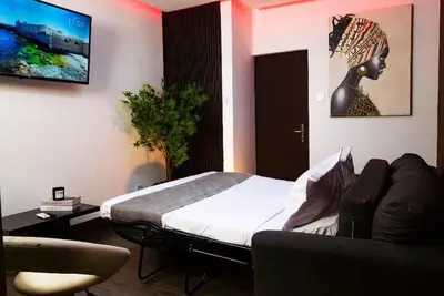 Image de The Pandora: Secure and stylish studio with sofa bed, WiFi, smart Tv and tub