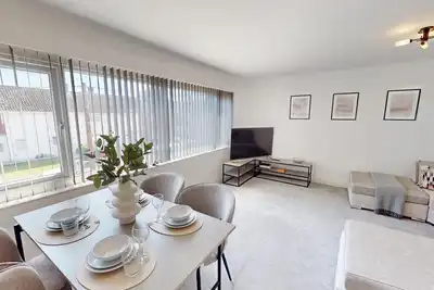 Image de 10 Mins to Airport | Movie-Ready | W/M | Dishwasher | Free Parking