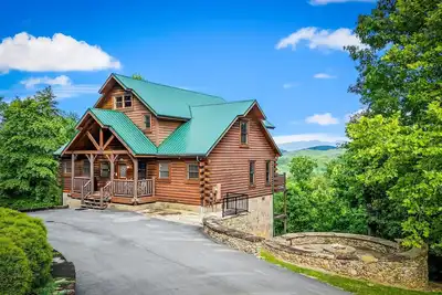 Image de 2 Cabins Together | Hot Tubs, Game Rooms & Views