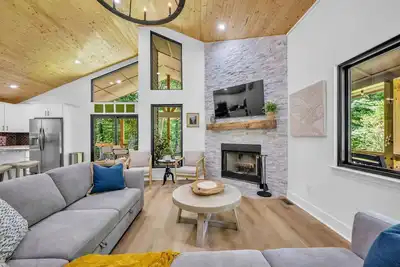 Image de Luxe Cabin Oasis in the woods-35 min from Nashville