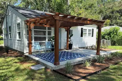 Image de Clean 2 Br - 5 minutes to Pi + Beach - Coffee, Blackstone, and Pergola - New!