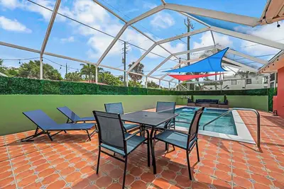 Image de The Sun Sail Retreat - Spacious Home w/ Private Pool, 1 Mile to Beach, Walk Dt!