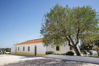 Image de Charming 2-bedroom lovely farmhouse with WiFi and Ac in Borba