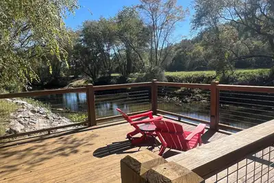 Image de Relax, Play, and Unwind by the River - Riverfront, Hot Tub, Fire Place