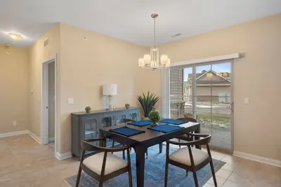 Image de Felicitous Spacious Clean Safe Jordan Creek Perks W/Garage