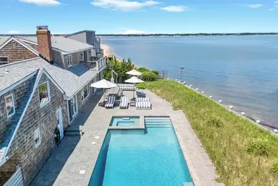 Image de Bayfront Luxury Retreat with Heated Pool, Private Beach, and Sweeping Water. . .