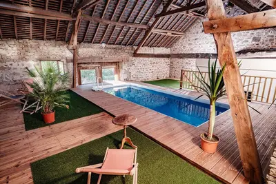 Image de Gite avec piscine intérieure et espace détente privés. Wi Fi très haut débit