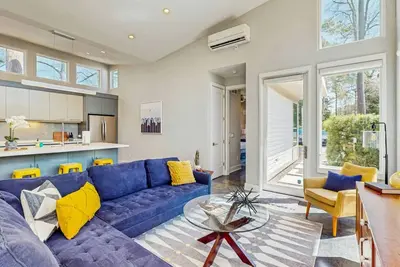 Image de New! The Mel~ Modern, Airy Cottage~5 Mins to Beach + Uncw