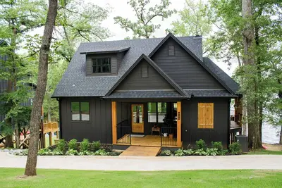 Image de \"Bobcat\" Cabin is a newly built, elevated rustic home on Lake D'arbonne!