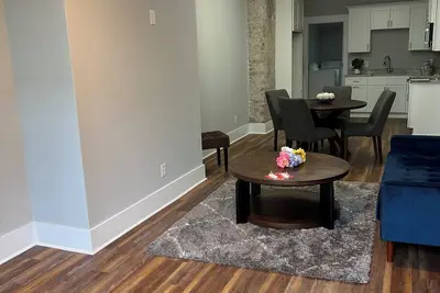 Image de Charming 2-bedroom, 2-bathroom apartment in beautiful Savannah Historic District.