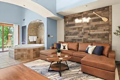 Image de New - Cozy Condo - Game Room - Pools - Hot Tub - Mins to Water Parks