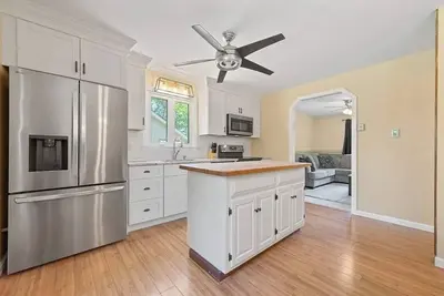 Image de Charming 2-bedroom house with WiFi, Ac in lovely Waterbury/beautiful backyard