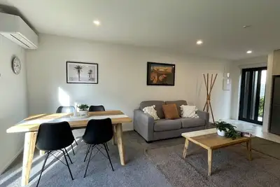 Image de Warm and Stylish 2br Home