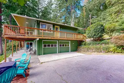 Image de Cozy lakeside home with kayaks for use and private dock