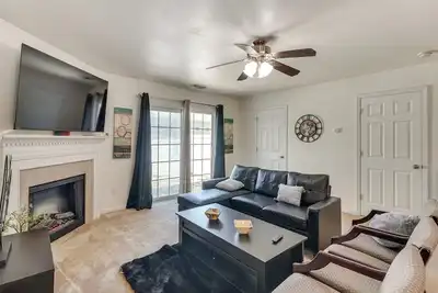 Image de 6 Mi to Dtwn Raleigh: Townhome w/ Fenced Patio!