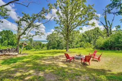 Image de Lake Views & Yard: Home Near Table Rock Lake!