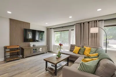 Image de Prime Oak Park Location: Modern Home w/ Yard!