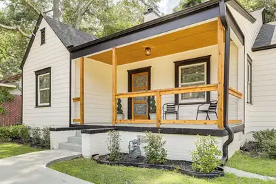 Image de 4 Mi to Aquarium & Arenas: Modern Atlanta Home