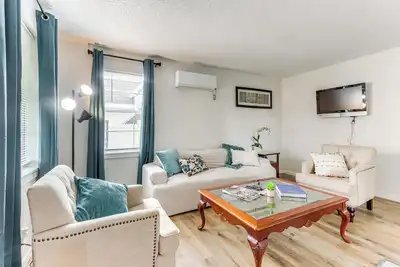Image de 1 Mi to Main St Joplin: Cozy Home w/ Shared Yard!