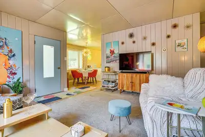 Image de Lustron of the Lakes: Retro Mcm Gem in Tangletown