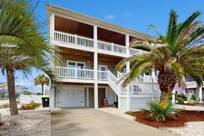 Image de Stunning water view home with multiple decks, close to beach and attractions