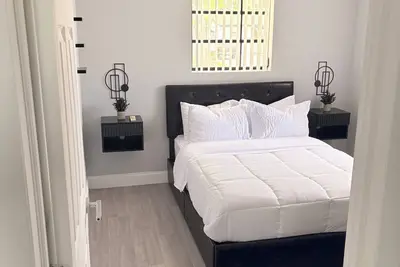 Image de Your cozy nest away from home! 15 Minutes to Hollywood beach and boardwalk!