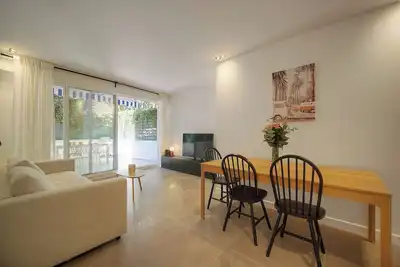 Image de Appartement moderne 3 chambres avec patio, à deux pas de la plage & Croisette