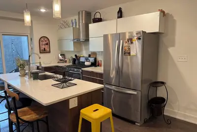 Image de Huge 2 Bedroom Bilevel Apartment with Patio WiFi Ac Laundry