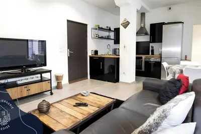Image de Appartement proche des places avec extérieur privé