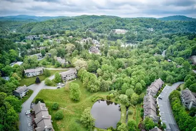 Image de Sierra 1 Condo at Chetola Resort: Pond view, foosball table, and resort amenities