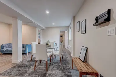 Image de Stylish Modern 2 Bdrm Apartment Near Lake Ontario