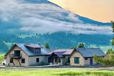 Image de New! Luxury Home - Private hot tub, amazing views, excellent location!