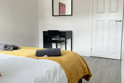 Image de Spacious 3-bedroom home in central Belfast—walk to Cathedral Quarter, shops, restaurants & Titanic Belfast. Sleeps 6, perfect for families, work trips or short stays. Fast WiFi, full kitchen & cozy living room.