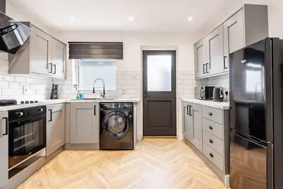Image de Modern 2-bed home with free on-street parking, fast Wi-Fi & family amenities. Walk to Cathedral Quarter, Ormeau Park, city centre & top attractions. Ideal for couples, families & business trips.