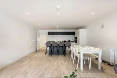 Image de Just 2 mins from both East & West Strand beaches, this 2br Portrush apartment is perfect for families! Sleeps 5, walk to shops & cafes, sea-view rooftop terrace, smart lock check-in, and fully stocked for comfort. North Coast fun starts here!