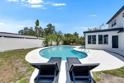 Image de Pool/Game Room 10 min to Airport