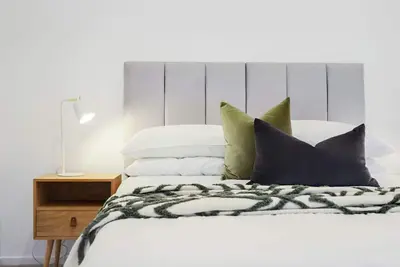 Image de Stylish 2br Designer Home • Balcony w/ City Views • Free Parking • Fast WiFi • Near City & Public Transport • Heart of Yarraville