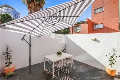 Image de House: 2mins QueenVicMarket 2br+Backyard