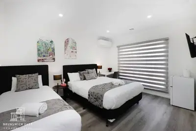 Image de 103 Luxury Queen & King Single beds w/ Fast WiFi - 18 mins tram to Cbd