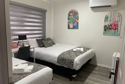 Image de 106 Luxe Queen & Single Br (Sleeps 3) w/ Fast WiFi - 18 mins tram to Cbd
