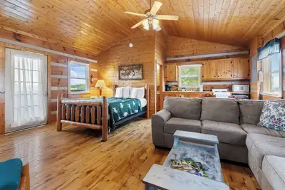 Image de Parkway Lodge with Jacuzzi and Mountain Views! Cabin 11