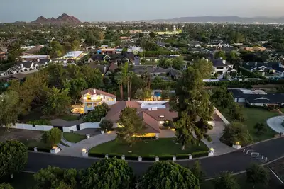 Image de Greenhaven by LuxeKey | 1. 5 Acre Sprawling Estate w/ Fenced Pool & Mountain Views