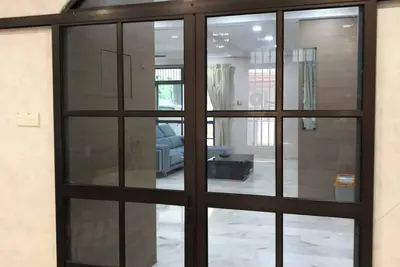 Image de Maison confortable à Johor Bahru avec salle familiale et balcon dégagé avec vue
