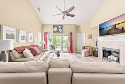 Image de 🆕 Waterfront Penthouse Lake Norman Pool Tennis Pickleball