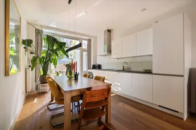 Image de Stylish and tastefully furnished apartment with a beautifully landscaped garden, perfectly located in the heart of Amsterdam