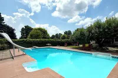 Image de Spacious Farmhouse Retreat - pet friendly, pool, deck, Orchard views, and more.