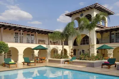 Image de Experience Laredo in 2 Units w/ Garden Pool, Vibrant Dining Scene & City Sites