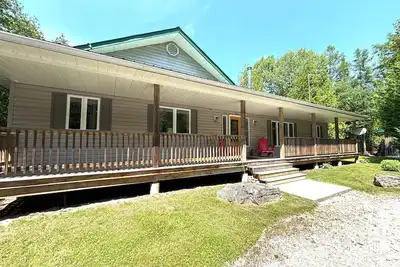 Image de This bright and spacious retreat blends modern comfort with cozy cottage charm. Featuring a fully equipped kitchen, multiple cozy bedrooms, stylish bathrooms, and inviting living spaces with a wood-burning fireplace.