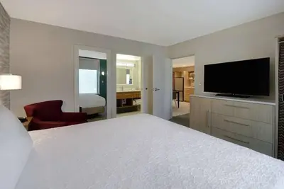 Image de Bright Suite Perfect for Families Near Eastland Lake