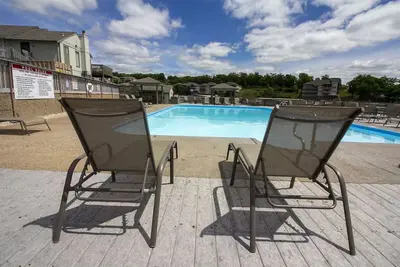 Image de Four Season Lakeview Condo 2bd/2ba/Balcony/Pools/Hottub-Near Everything--4pp